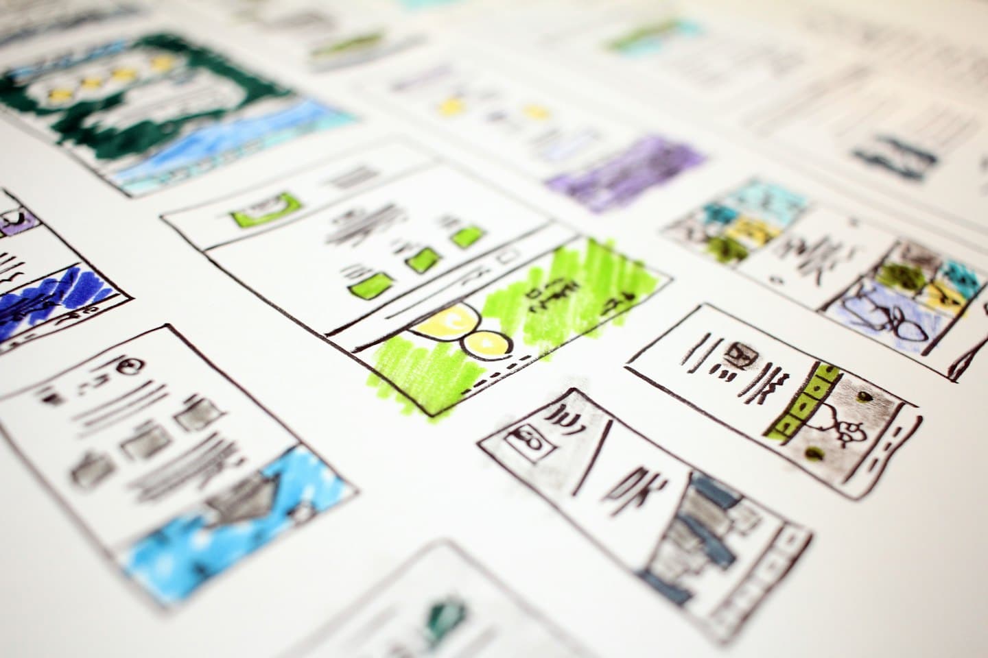 Handgezeichnete Wireframe-Skizzen von Website-Layouts mit bunten Markern.